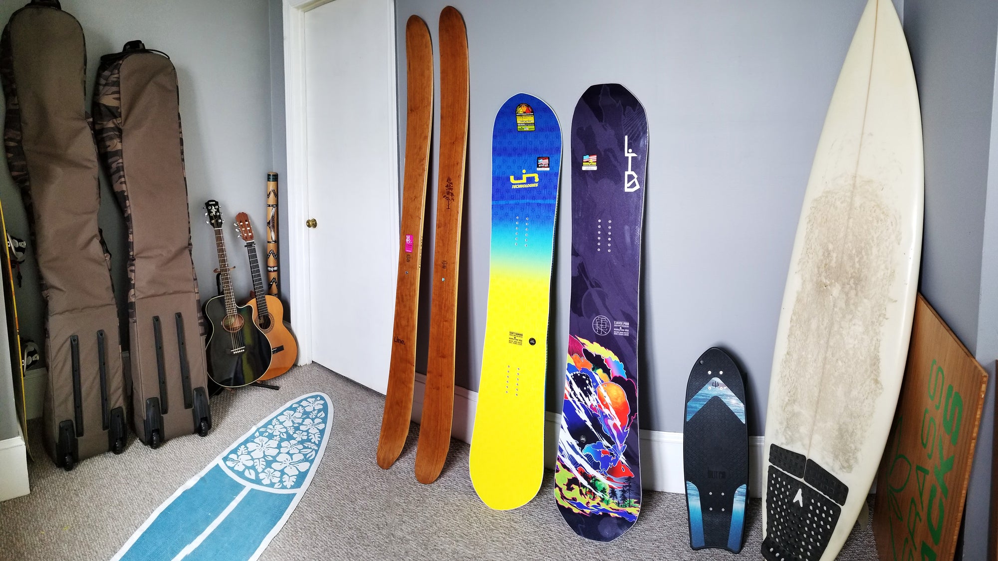 Disorganized Outdoor Gear - Skis Snowboards Skateboards Cruiser Surfboard Shortboard Guitars Digeridoo