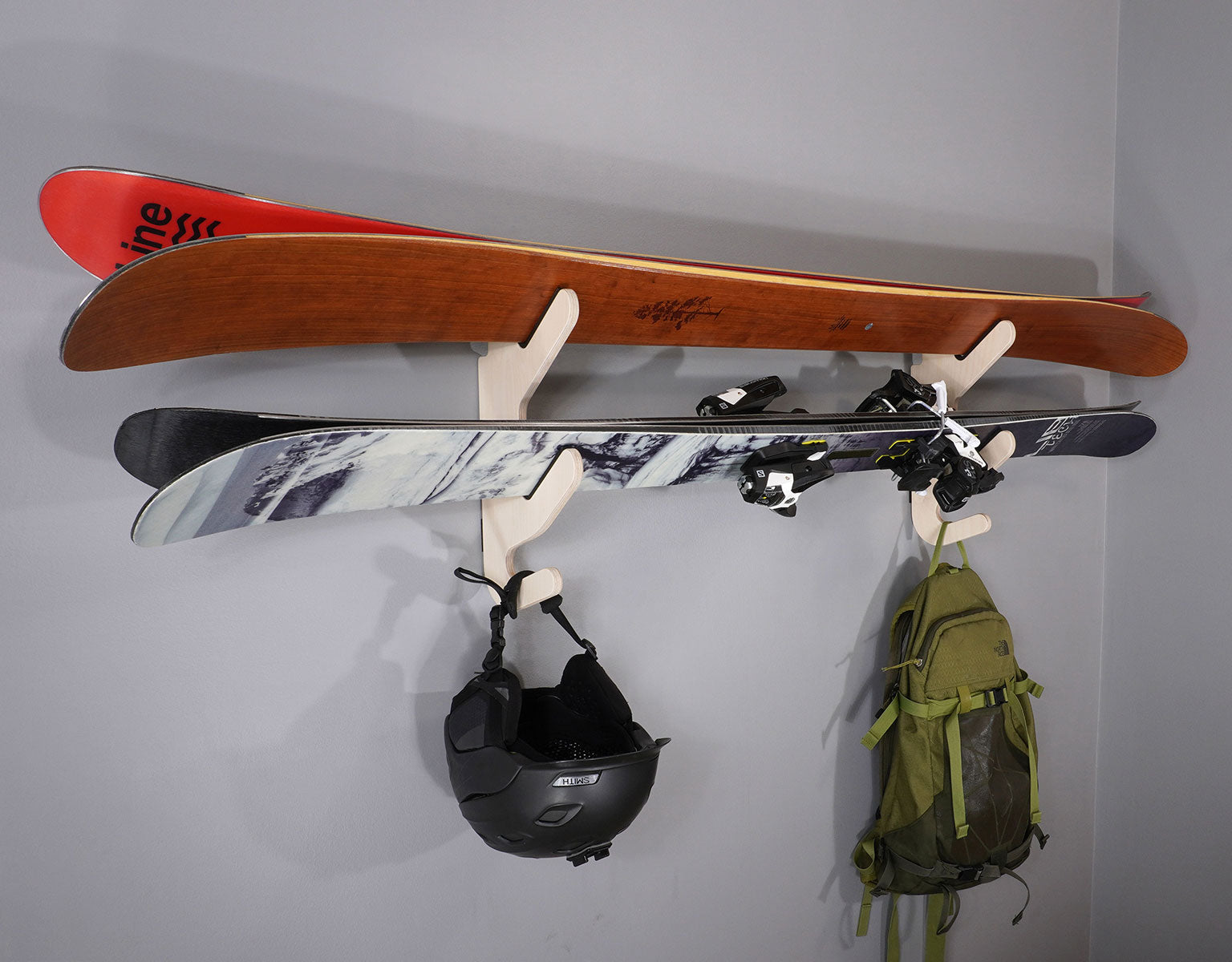 Wooden Ski Rack - Grassracks Hallsteiner Show-Off Helmet Bag